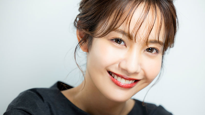 黒い服を着た笑顔の女性のアップ